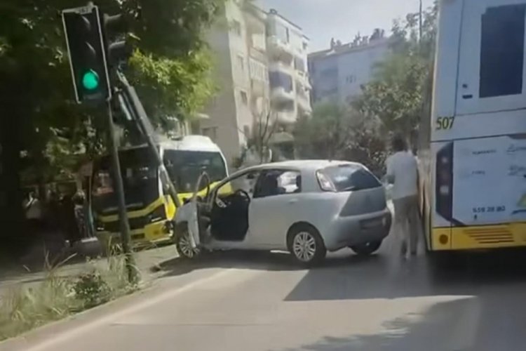 Bursa'da otomobil trafik lambasına çarptı