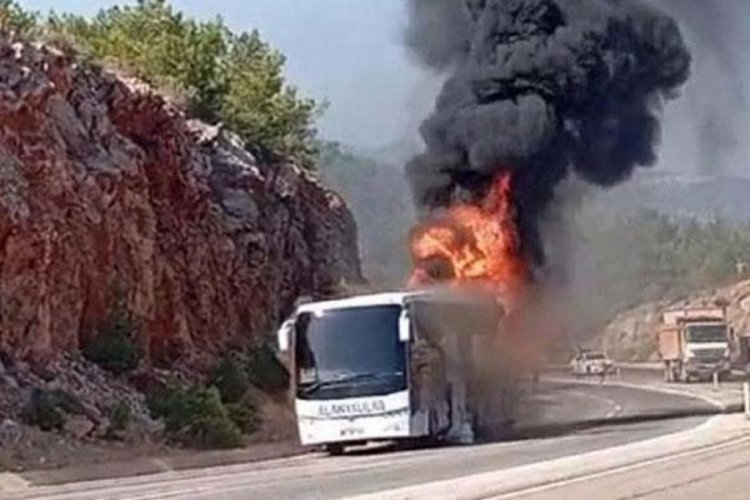 Mersin'de 34 yolcu bulunan otob&uuml;s&uuml; alev aldı