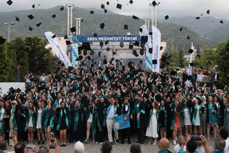 Bursa Teknik Üniversitesi 2024 mezunlarını uğurladı