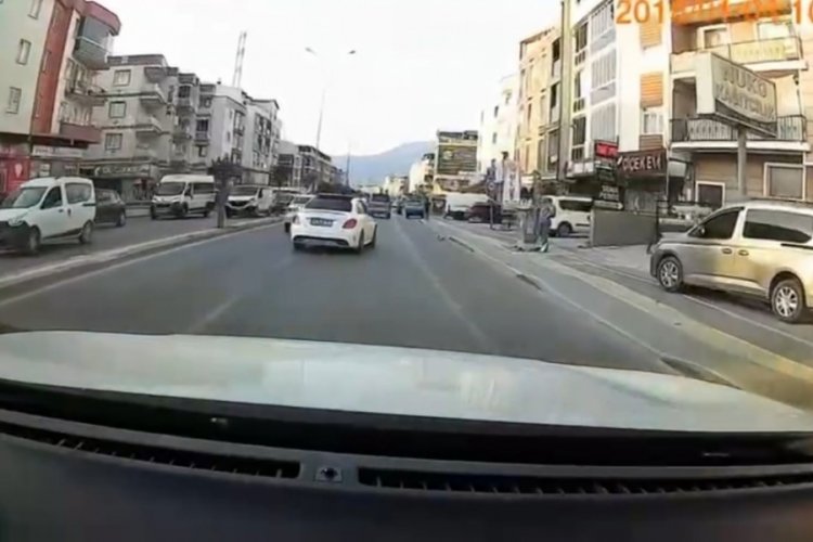 Bursa'da makas atan otomobil, bebek ile anneyi altına alıyordu