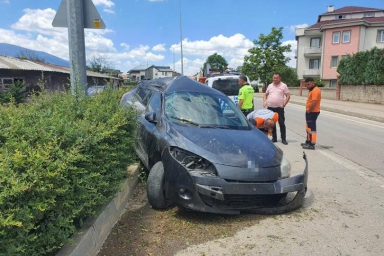 Bursa'da otomobil aydınlatma direğine çarpıp devrildi
