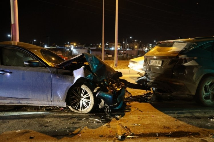 Antakya'da 2 otomobil çarpıştı: 1 yaralı