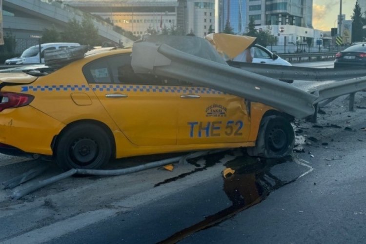 İstanbul'da feci kaza! Bariyerlere saplandı