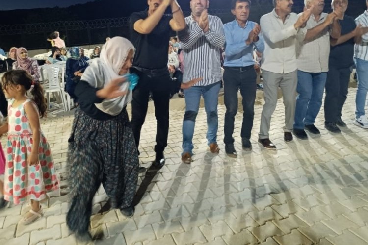 83 yaşındaki Şerife nene, gen&ccedil;lere taş &ccedil;ıkarttı