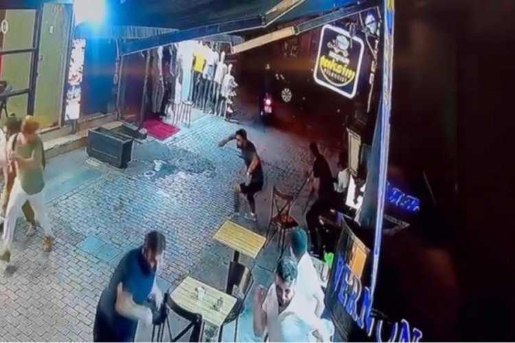 Taksim'de film gibi silahlı saldırı kamerada: Çalışanları vurdu