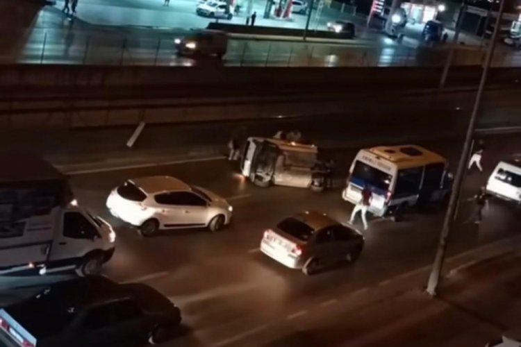 Bursa'da direksiyon hakimiyetini kaybeden şoför takla attı!