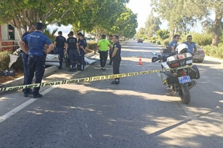 Antalya'da kontrolden çıkan otomobil ağaca çarptı: 3 ölü