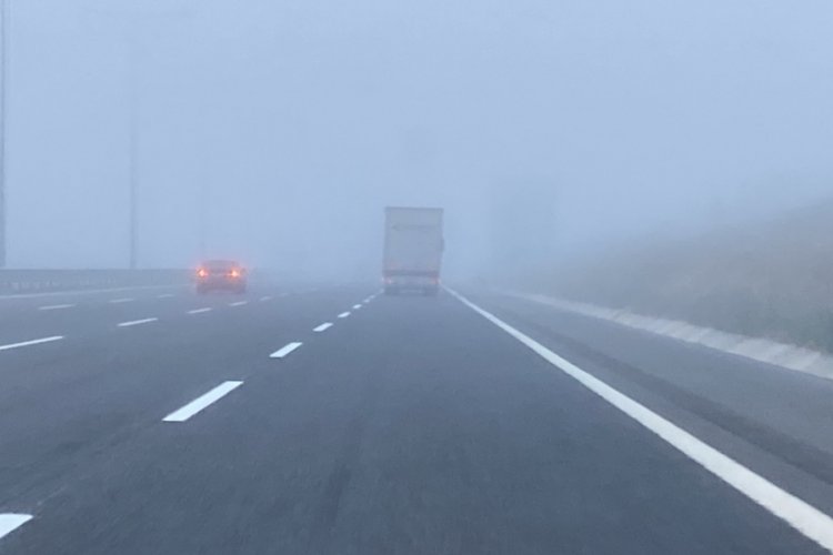 Kocaeli'nde yoğun sis s&uuml;r&uuml;c&uuml;leri etkisi altına aldı