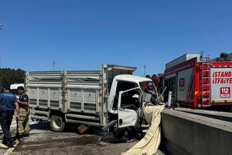 İstanbul'da gişelerde kamyonet beton bariyere çarptı