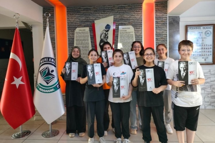 Bursa'da öğrenci ve öğretmenler İngilizce dergi çıkardı