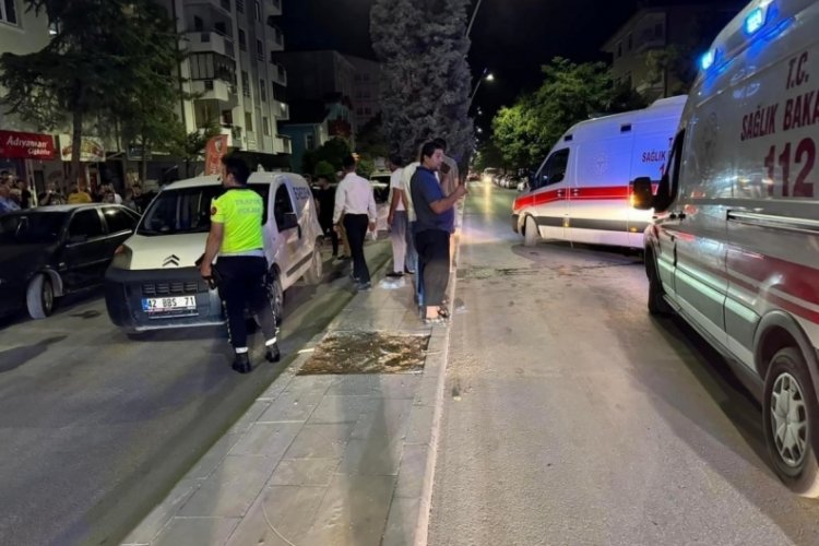 Otomobil ticari araca &ccedil;arptı: 5 yaralı