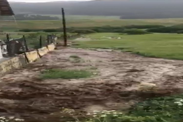 Ardahan'da sağanak yağış hayatı fel&ccedil; etti