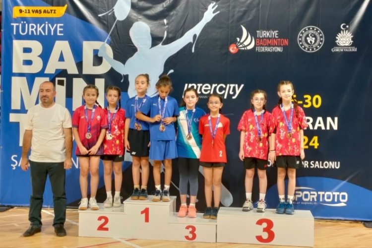 Bursa Büyükşehir Belediyesporlu badmintoncular madalyaları kaptı
