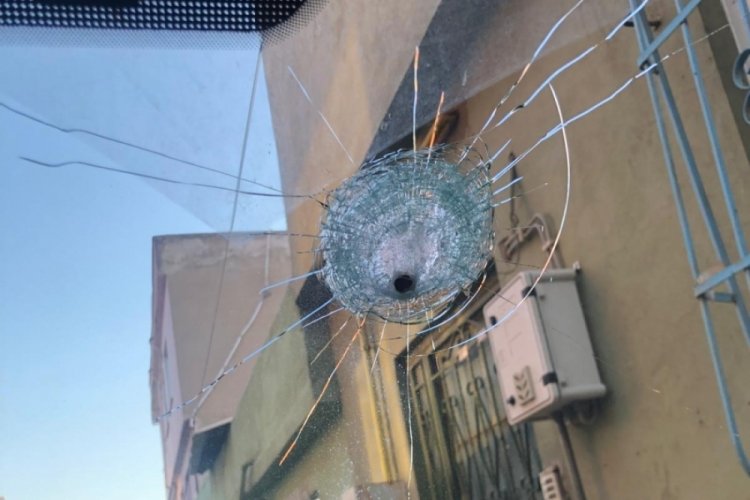 Bursa'da maganda kurşunu otomobil camını kırdı!