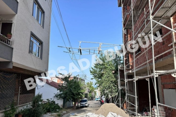 Bursa'da inşaatta devrilen iskele tellerde asılı kaldı! İşçi canını zor kurtardı