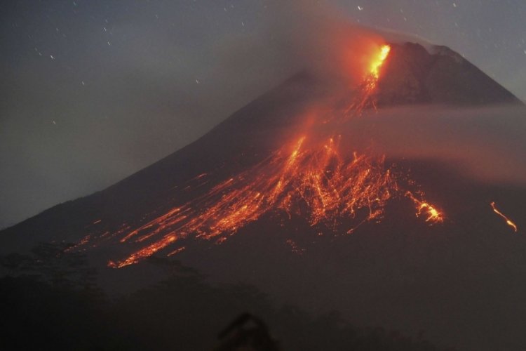 3. seviyede alarm! Endonezya'daki Merapi Yanardağı lav akıtıyor