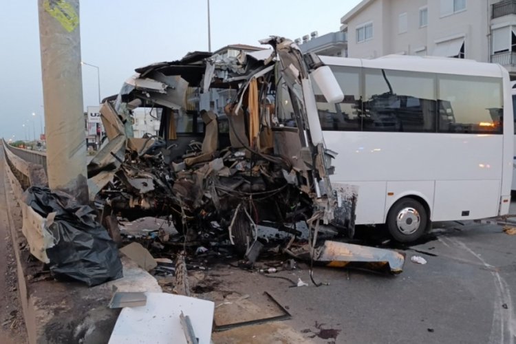 Turistleri taşıyan midibüs kaza yaptı: 1 ölü 20 yaralı!