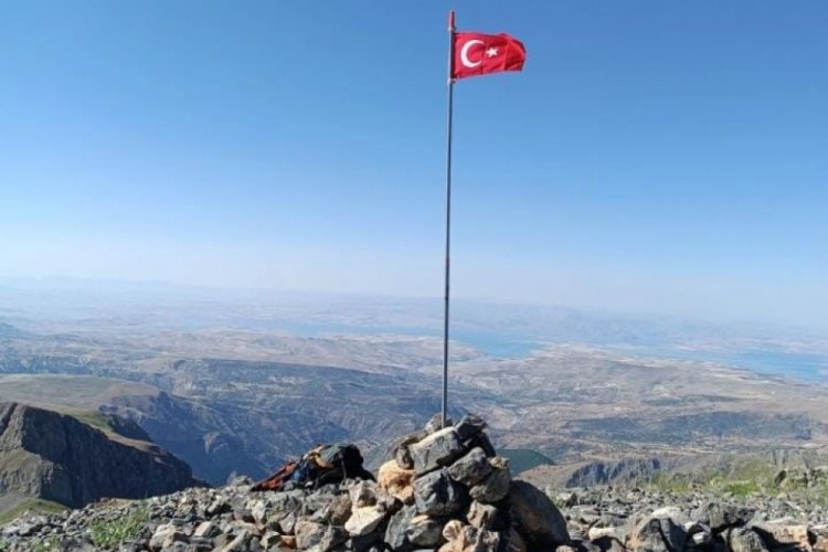 Hayalini kuruyordu: Zirveye Türk bayrağını dikti