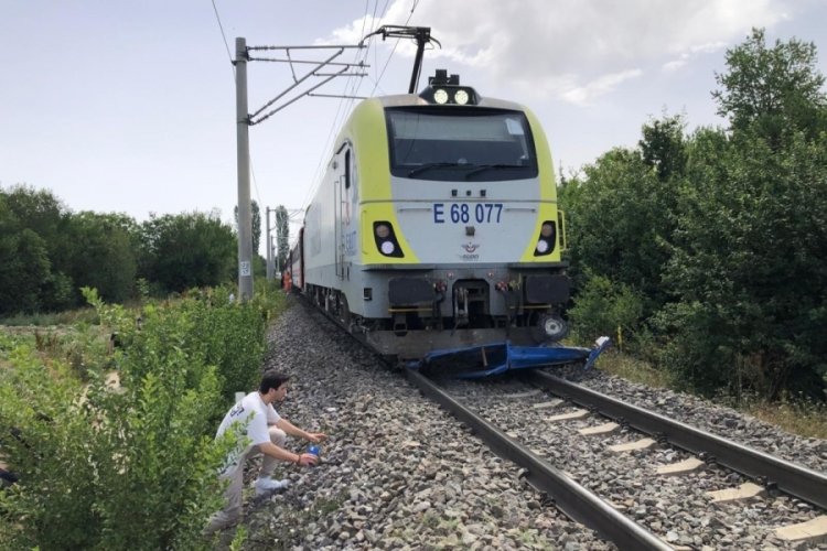 Yolcu treni çapa motoruna çarptı: 1 ölü!