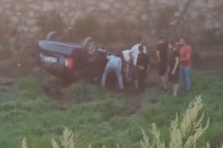 Bursa'da feci kaza! Otomobil köprüden düşüp ters döndü