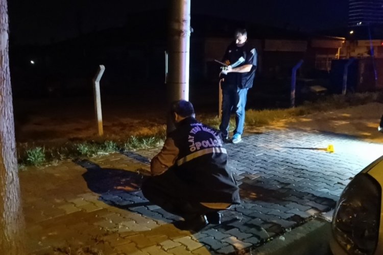 Caddede y&uuml;r&uuml;yen kadın bı&ccedil;aklı saldırıya uğradı!