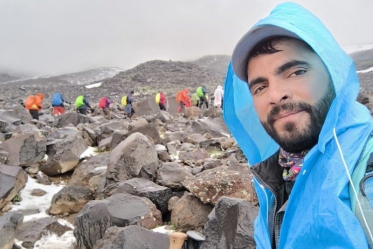 Ağrı'da zirve tırmanışında! Dağcılara kar ve tipi engeli