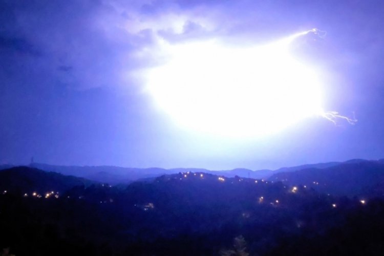 Zonguldak'ta şimşekler geceyi parlak ışıklarıyla aydınlattı