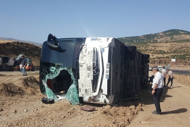 Bingöl'de yolcu otobüsü devrildi: 14 kişi yaralandı