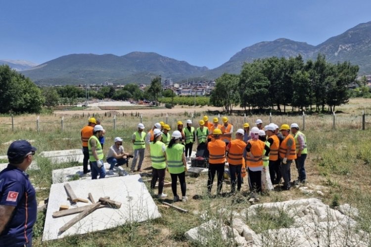 Denizli'de gen&ccedil;lik spor personeline teorik deprem eğitimi verildi