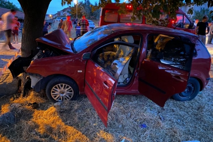 Ağaca çarpan araçta bulunan 2 kişi öldü 6'sı yaralandı!