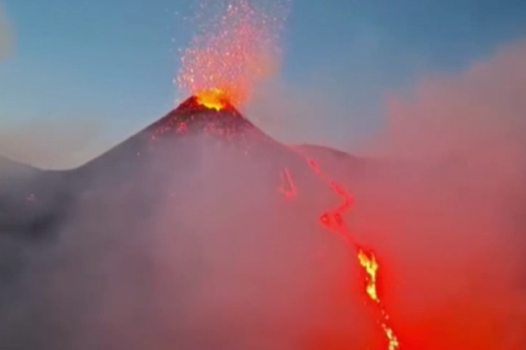 Etna Yanardağı yeniden faaliyete ge&ccedil;ti!