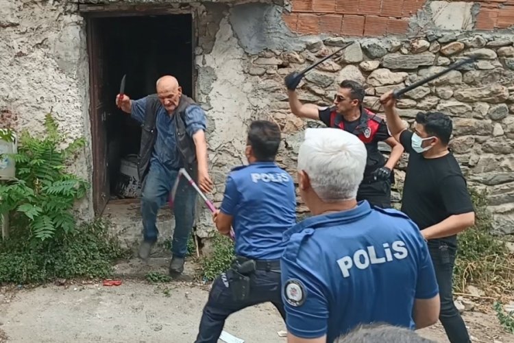 Bursa'da çöp evini temizlemeye gelen ekibe saldırdı! 1 polis yaralı