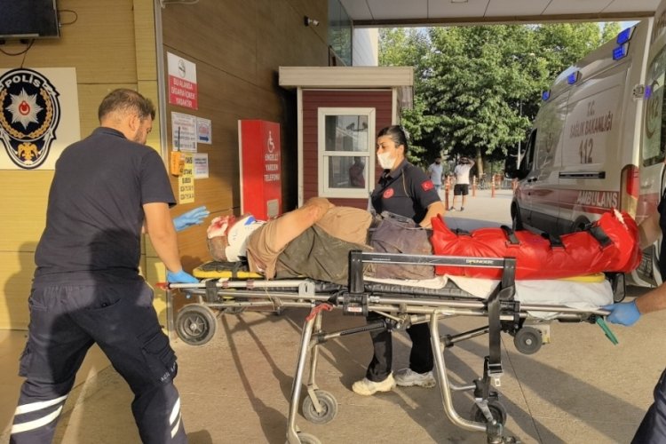 Bursa'da ilaçlama makinesini bağlamak istediği traktörün altında kalan çiftçi ağır yaralandı