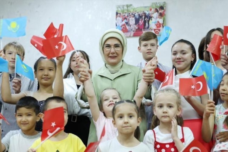 Emine Erdoğan'dan Astana'da çocukları ziyaret etti