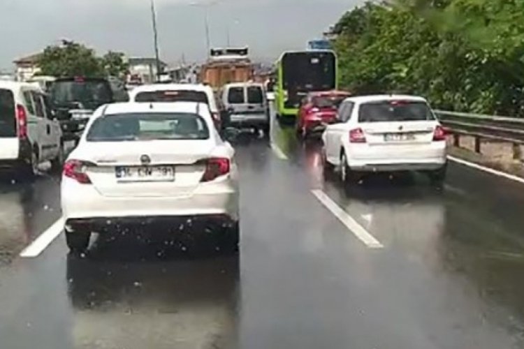 Kocaeli'nde etkili sağanak yağış r&ouml;garları taşırdı