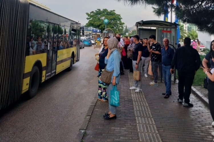 Bursa'da metro seferleri durdu: Otobüsler doldu taştı