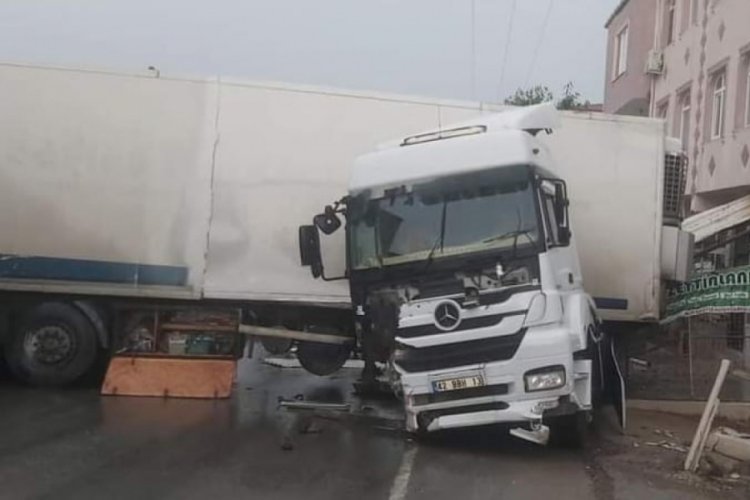 Bursa'da kaza yapan tır mahalleyi elektriksiz bıraktı