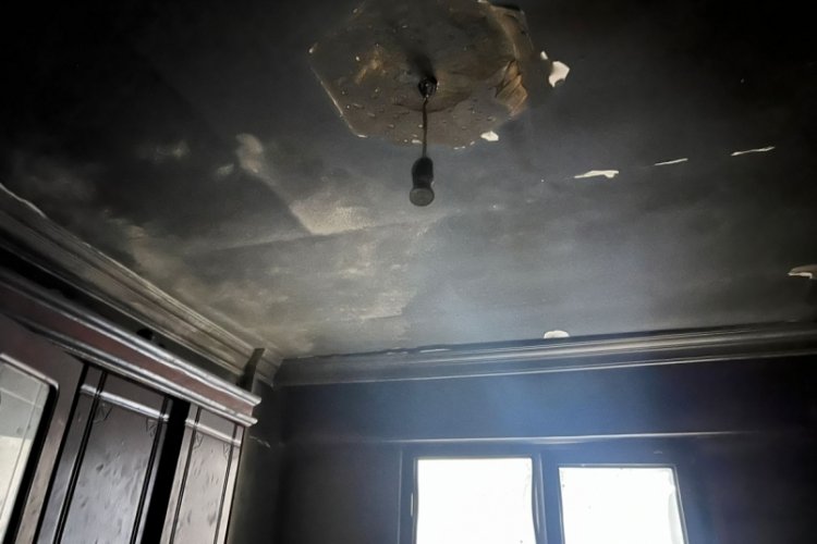 Bursa'da çıkan yangında evin odası küle döndü!