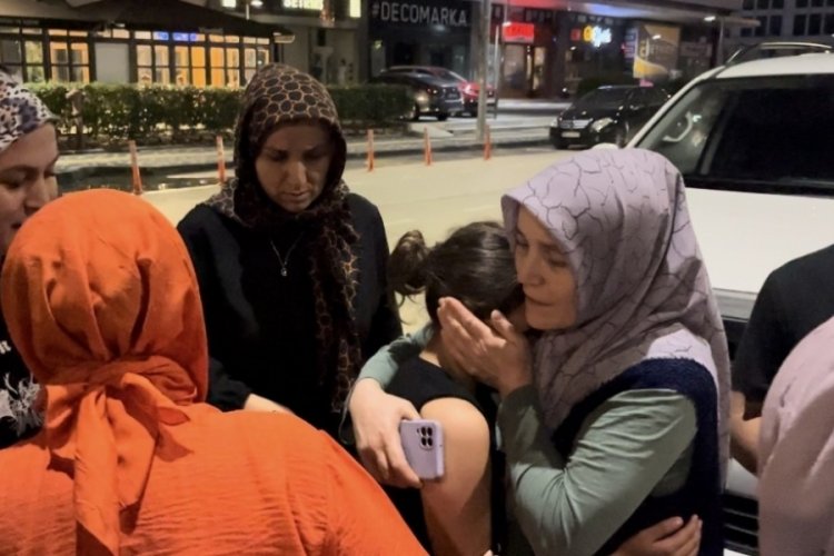 Bursa'da 3 kız AVM'de mahsur kalmıştı! Ailelerin kızlarla kavuştuğu anlar kamerada