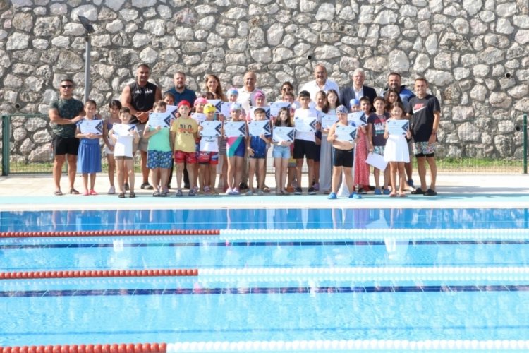 Bursa'da Mudanyalı minik y&uuml;z&uuml;c&uuml;ler sertifikalarını aldı