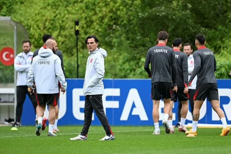 Montella'dan Merih Demiral a&ccedil;ıklaması! "Bizim tarihimizin bir sembol&uuml;"
