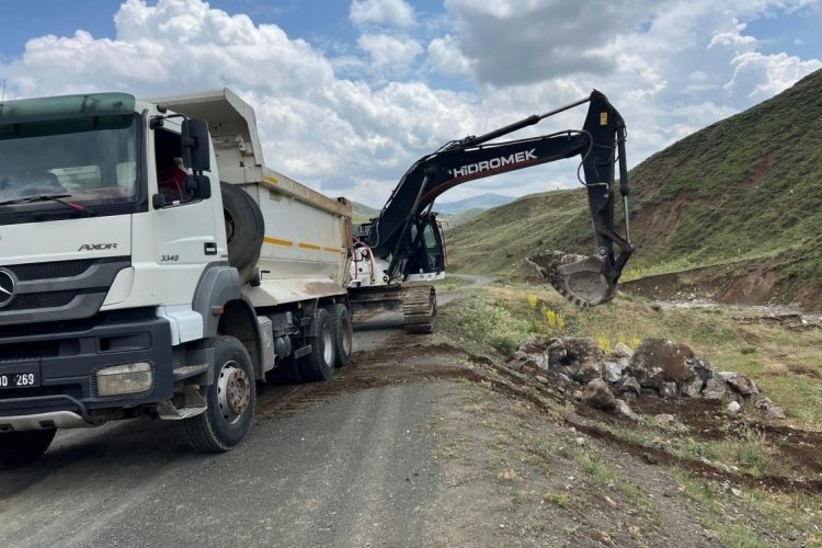 Ağrı'da yol genişletme &ccedil;alışmaları hız kesmeden s&uuml;r&uuml;yor
