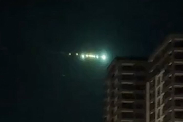 Kırıkkale'de g&ouml;ky&uuml;z&uuml;nde! Parlak cisimler g&ouml;r&uuml;ld&uuml; o anlar anbean kaydedildi
