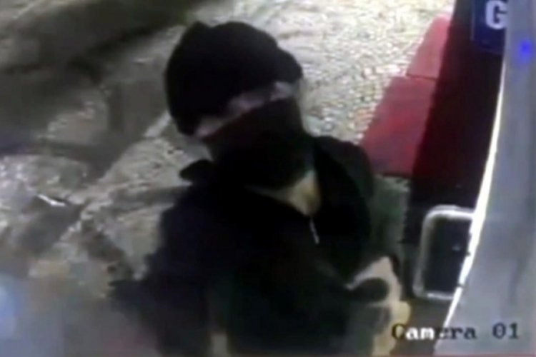 Kamerayı spreyle boyayıp ATM'yi soymaya &ccedil;alıştı!