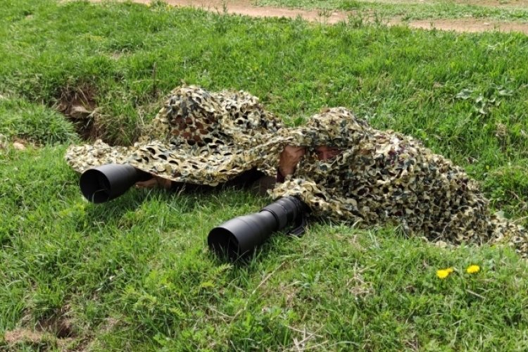 Van'da doğa fotoğraf&ccedil;ıları '234 kuşu' &ccedil;ekmek i&ccedil;in kamuflajların altında