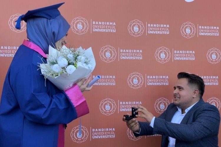Bandırma Onyedi Eyl&uuml;l &Uuml;niversitesi'nin mezuniyet t&ouml;reninde s&uuml;rpriz evlilik teklifi!