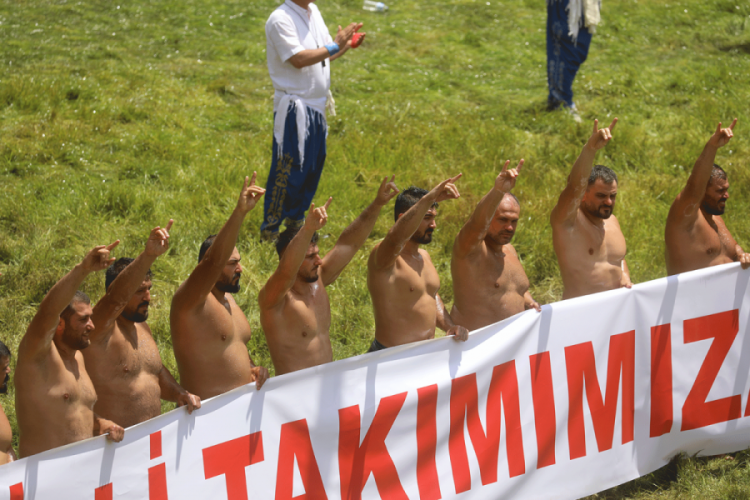 Kırkpınar g&uuml;reş&ccedil;ilerinden Milli Takım'a "Bozkurt" işaretiyle destek!