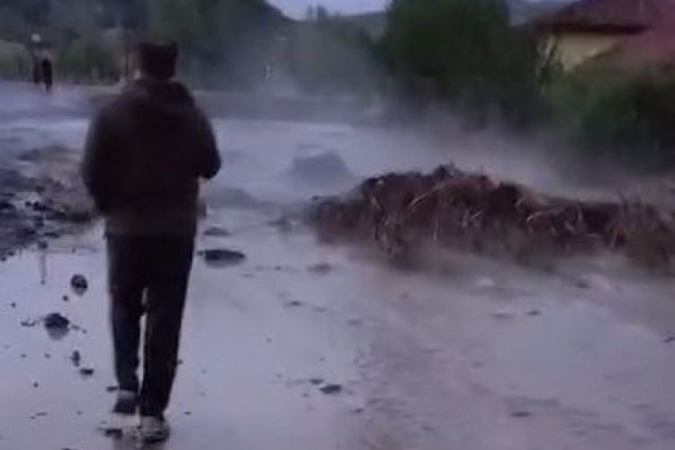 Sivas'ta dolu yağışı hayatı fel&ccedil; etti.