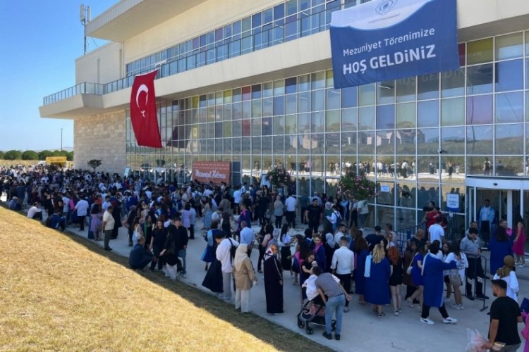 Bandırma Onyedi Eyl&uuml;l &Uuml;niversitesi'nin mezuniyet t&ouml;renindeki topuklu ayakkabı yasağı tepki topladı