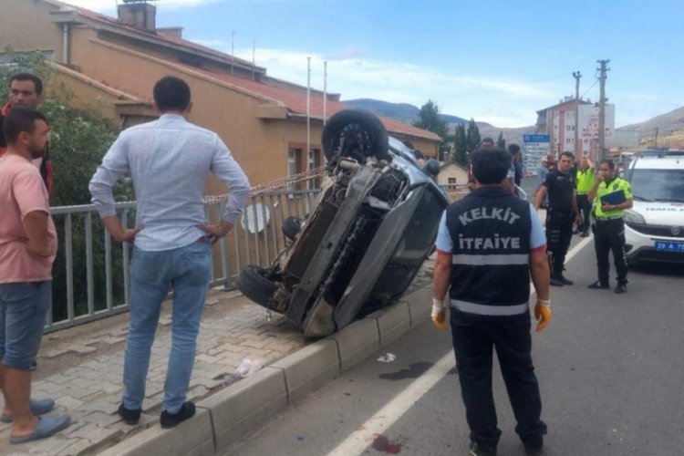 Takla atan ara&ccedil; kaldırımda y&uuml;r&uuml;yen kadın ve &ccedil;ocuğa &ccedil;arptı!